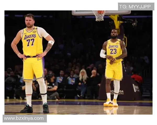 斯玛特底角高弧三分精准命中展现关键时刻超强投射能力